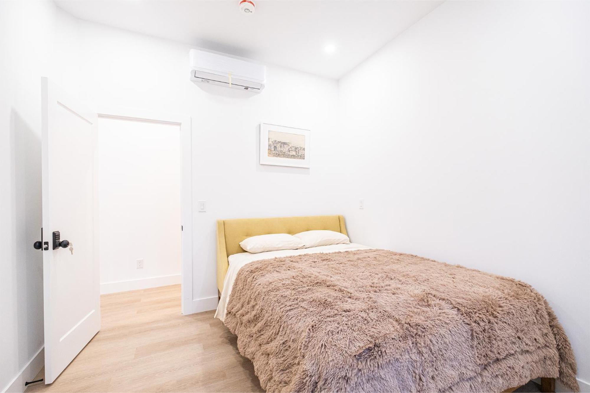 New Queen Bedroom With Private Bathroom In Homestay *